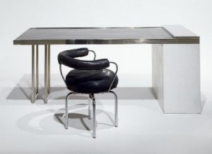 Table extensible et chaise pivotante Charlotte Perriand