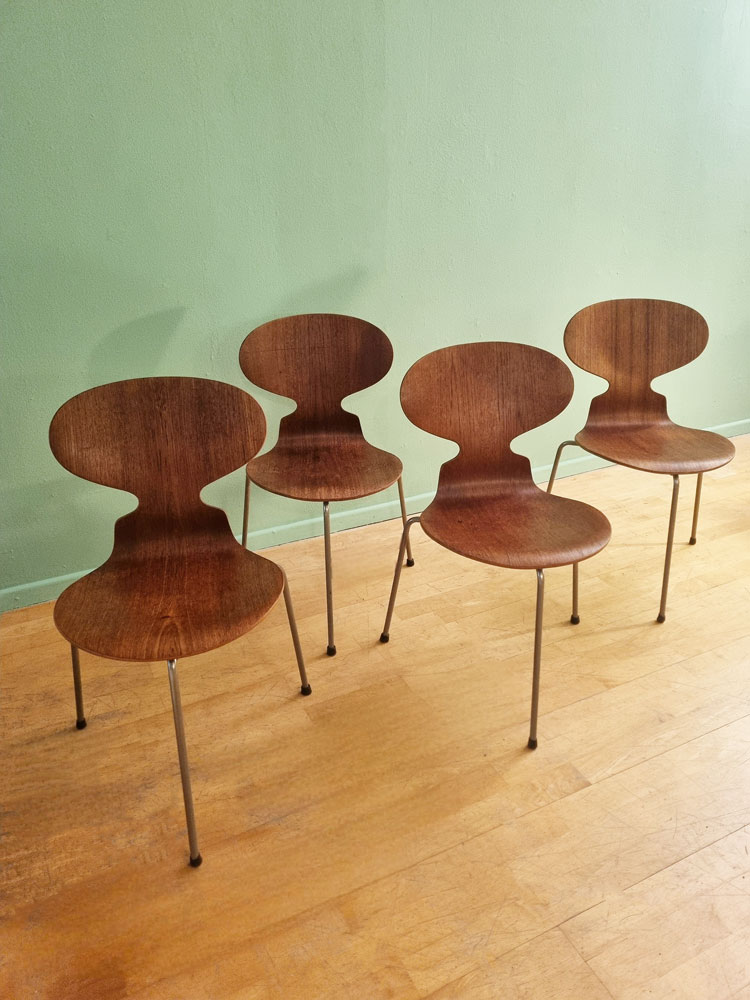 4-ant-chairs-jacobsen galerie odile vevey